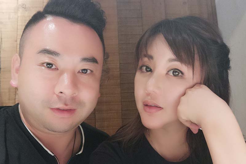 李佳城与歌手刘子璇合作合影