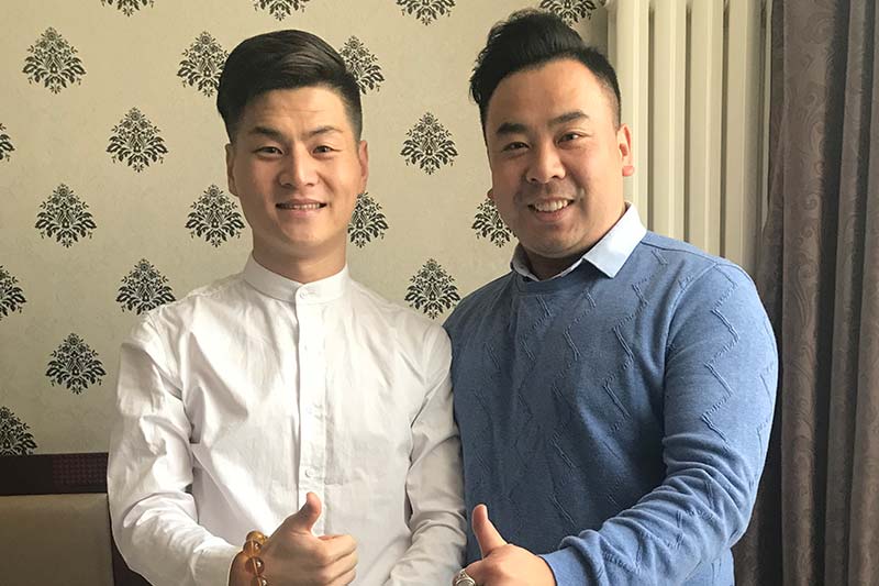 李佳城与喜剧演员孙海洋合作合影
