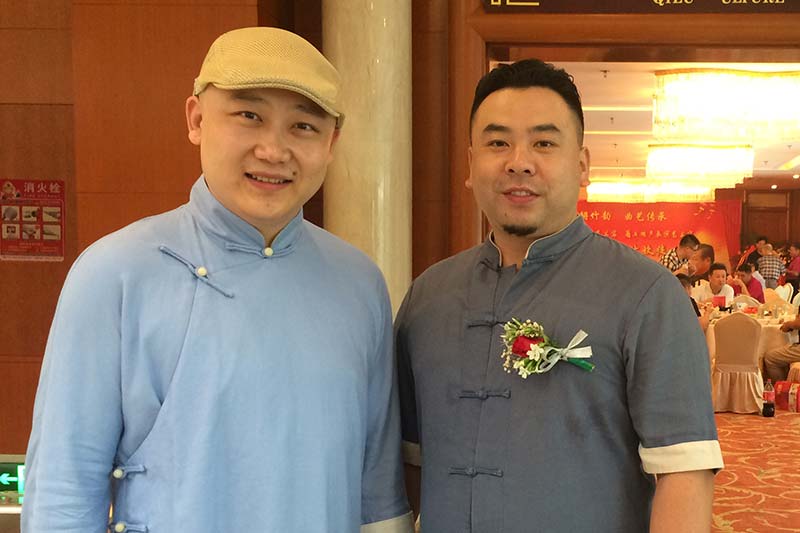 李佳城与相声演员大新合作合影