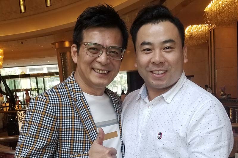 李佳城与香港演员黄日华合作合影