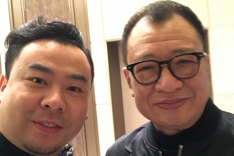 李佳城与香港演员许绍雄合作合影