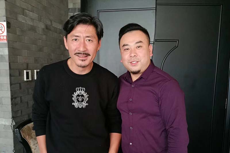 李佳城与演员张子健合作合影
